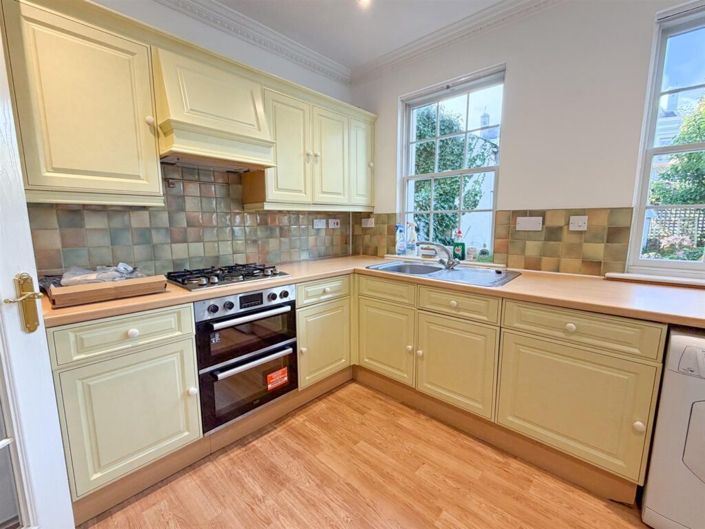 3 The Grove, Peel