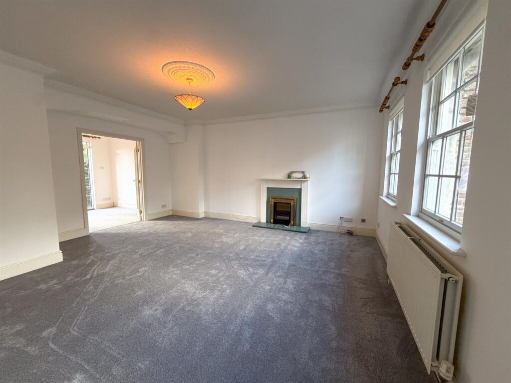 3 The Grove, Peel