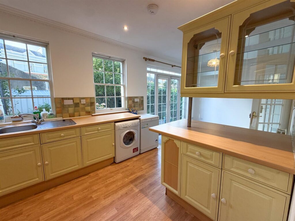 3 The Grove, Peel